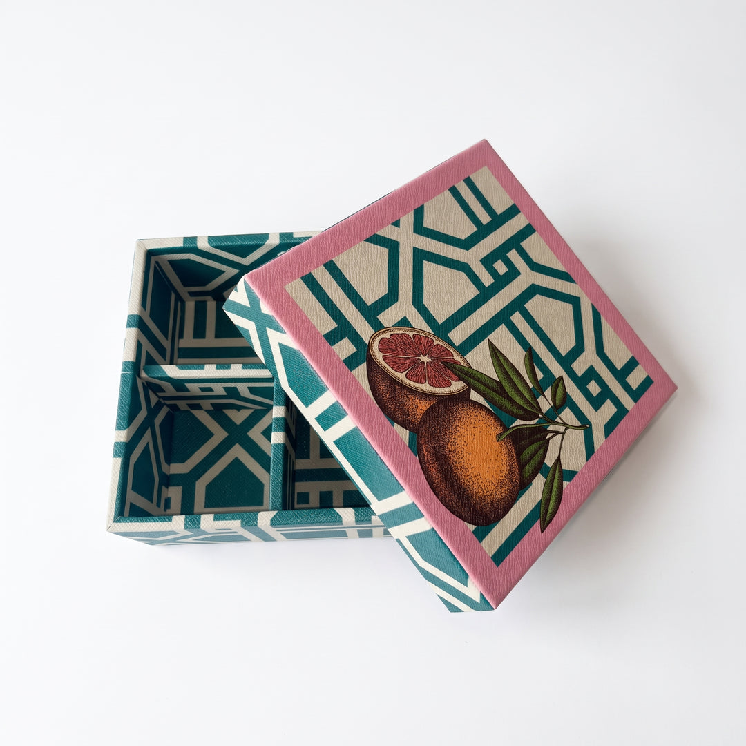 Caja para té 19x19 cm con 4 divisiones removibles, diseño geométrico y tapa con toronjas.