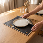 Cargar imagen en el visor de la Galería, Mantel rectangular doble vista 34x47 cm negro y dorado para mesa con plato y cubiertos.