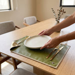 Cargar imagen en el visor de la Galería, Mantel rectangular individual doble-vista verde y dorado sobre mesa de madera con plato y cubiertos.