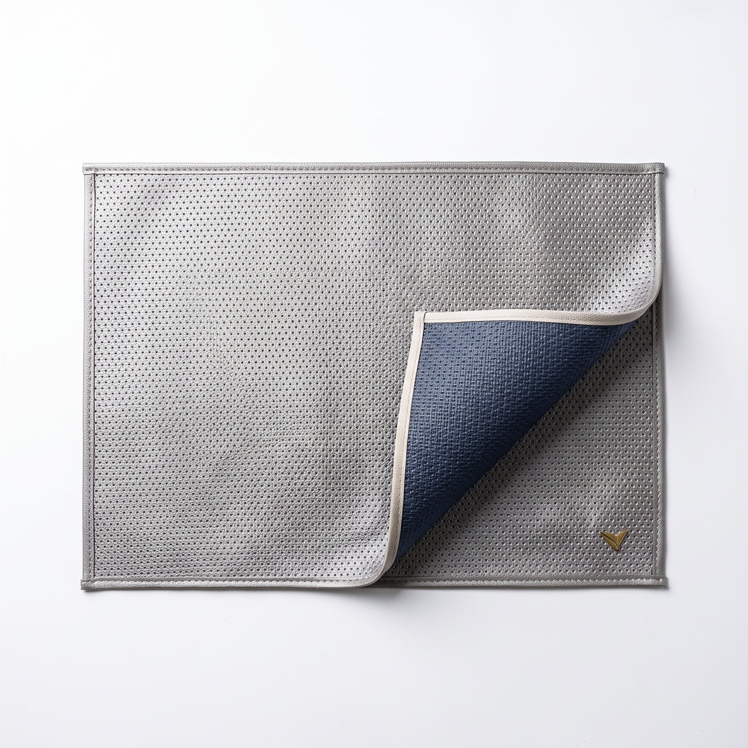 Mantel rectangular doble vista gris plata y azul marino 34x47 cm mostrando su diseño reversible.