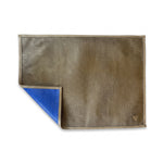 Cargar imagen en el visor de la Galería, Mantel rectangular doble-vista sintético azul y dorado con textura y reverso visible.