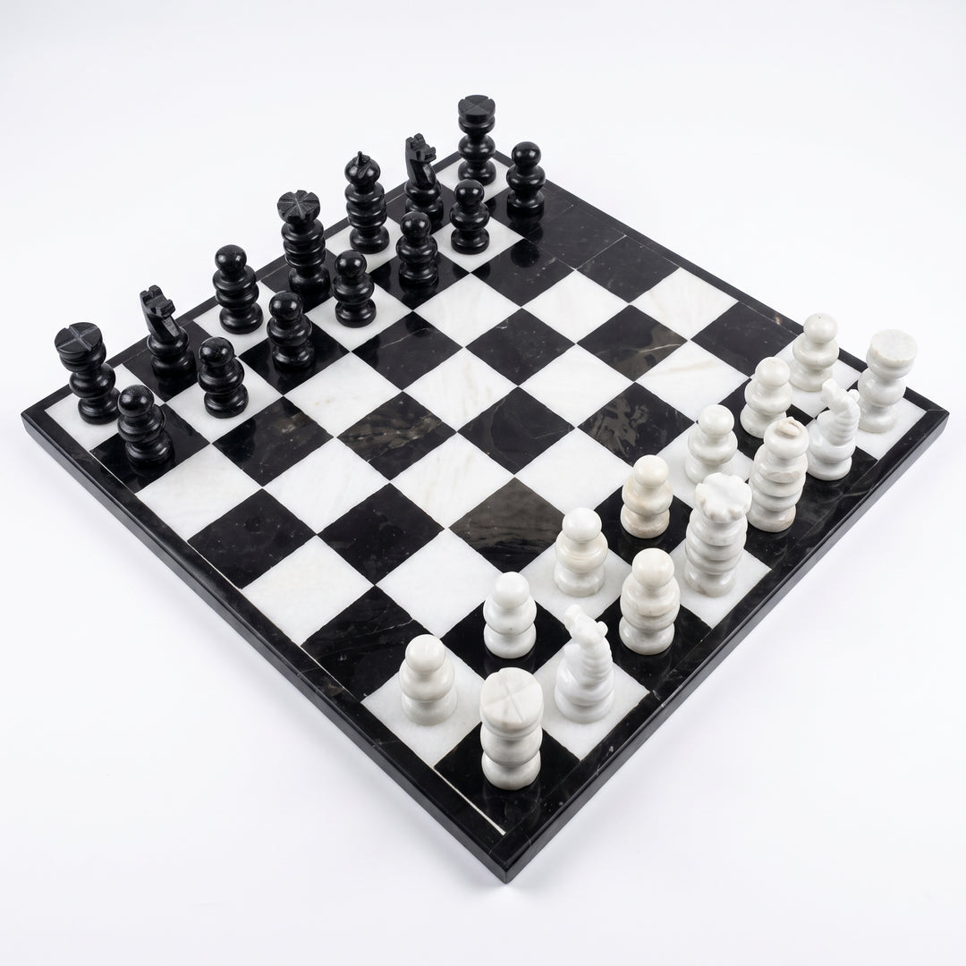Ajedrez inglés grande de mármol 34x34 cm con piezas blancas y negras para juego y decoración.
