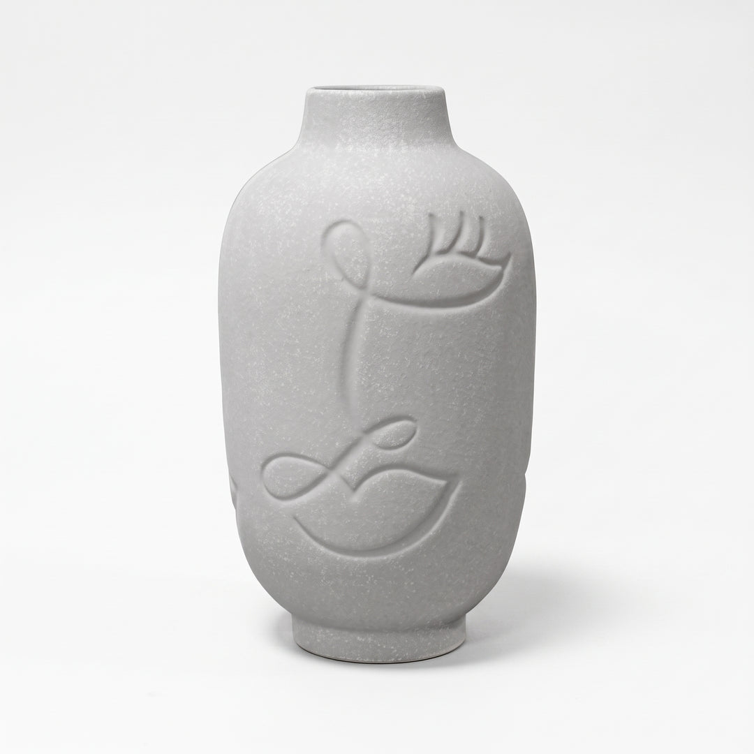 Jarrón Carlota chico decorativo en cerámica gris claro con relieve floral continuo.
