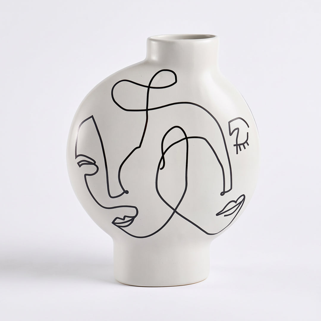 Jarrón Samara de cerámica decorativo blanco para interiores con trazos de rostros abstractos.