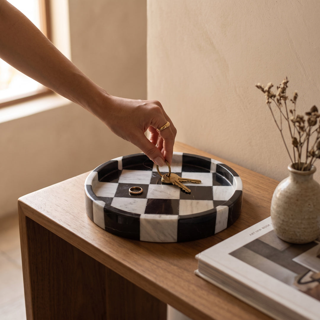 Charola de mármol Domino en mesa de madera para organizar llaves y joyas.