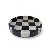 Charola de mármol Domino para organizar mesa o tocador con diseño a cuadros blanco y negro.