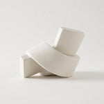 Cargar imagen en el visor de la Galería, Accesorio decorativo de cerámica nudo blanco de diseño moderno y acabado mate sobre fondo neutro.