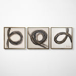Cargar imagen en el visor de la Galería, Set de 3 Cuadros Decorativos Oleaje para Pared 80x80 cm con arte abstracto en negro y dorado sobre pared blanca.