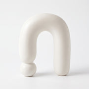 Accesorio Ara de decoración blanco con diseño de arco y esfera para mesas y estantes.