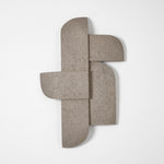 Cargar imagen en el visor de la Galería, Accesorio de pared Alnir gris abstracto con formas geométricas superpuestas y acabado de textura de piedra.