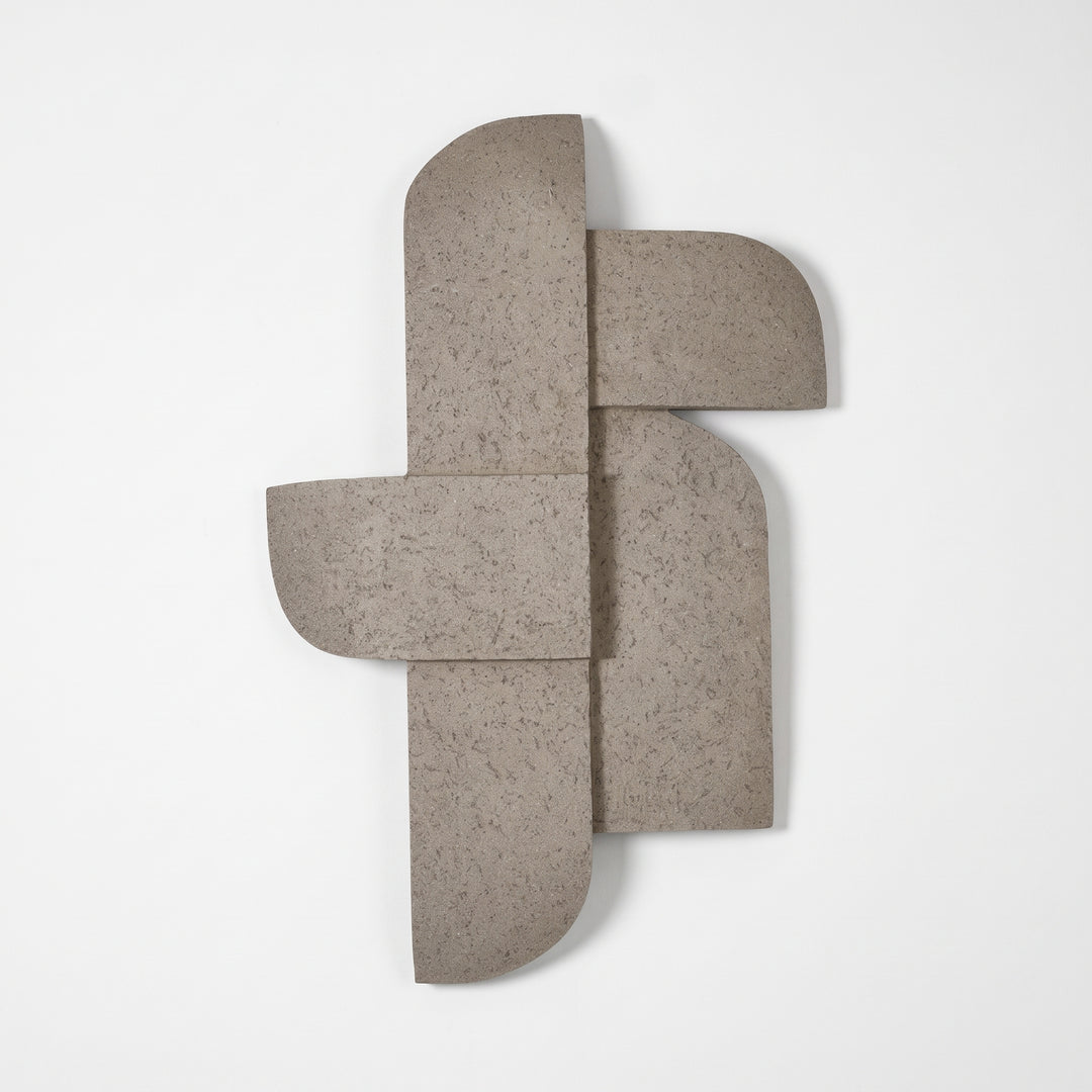 Accesorio de pared Alnir gris abstracto con formas geométricas superpuestas y acabado de textura de piedra.