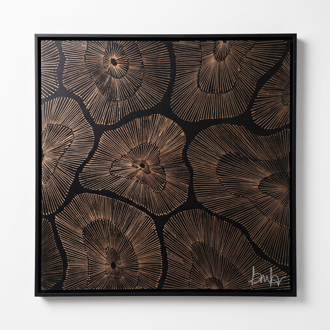 Cuadro Flor de Loto Grande 120x120 cm decorativo con líneas doradas sobre fondo y marco negro.