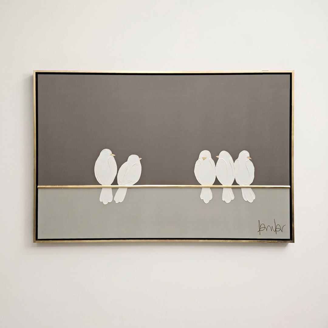 Cuadro Quietud decorativo grande para sala con pájaros blancos en relieve y marco dorado sobre pared blanca.