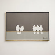 Cuadro Quietud decorativo grande para sala con pájaros blancos en relieve y marco dorado sobre pared blanca.