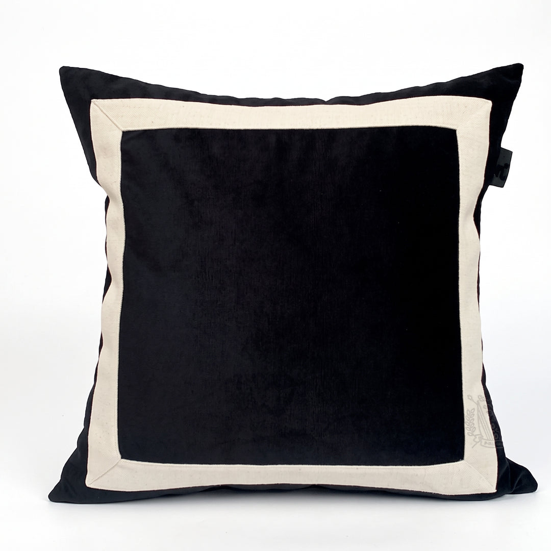 Cojín Decorativo Maison Negro 50x50 cm con elegante borde blanco contrastante.