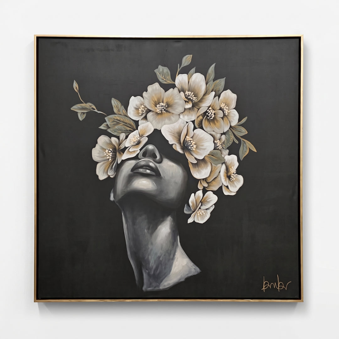 Cuadro Contemplación, pintura al óleo decorativa con rostro de mujer y flores en marco dorado.