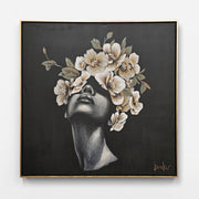 Cuadro Contemplación, pintura al óleo decorativa con rostro de mujer y flores en marco dorado.
