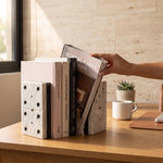 Cargar imagen en el visor de la Galería, Porta libros de mármol bicolor Domino para escritorio organizando libros sobre una mesa de madera.