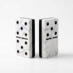 Cargar imagen en el visor de la Galería, Porta libros de mármol bicolor Domino para escritorio con diseño de piezas de dominó en blanco y negro.