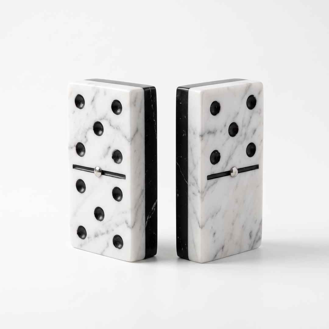 Porta libros de mármol bicolor Domino para escritorio con diseño de piezas de dominó en blanco y negro.