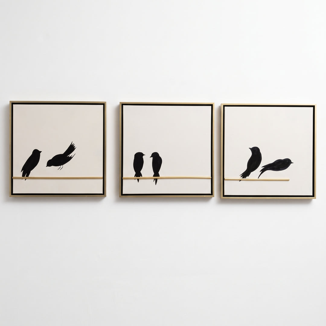 Set de 3 cuadros Nido para pared de salón y dormitorio de 0.80x0.80cm con siluetas de pájaros negros.