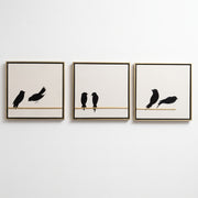 Set de 3 cuadros Nido para pared de salón y dormitorio de 0.80x0.80cm con siluetas de pájaros negros.