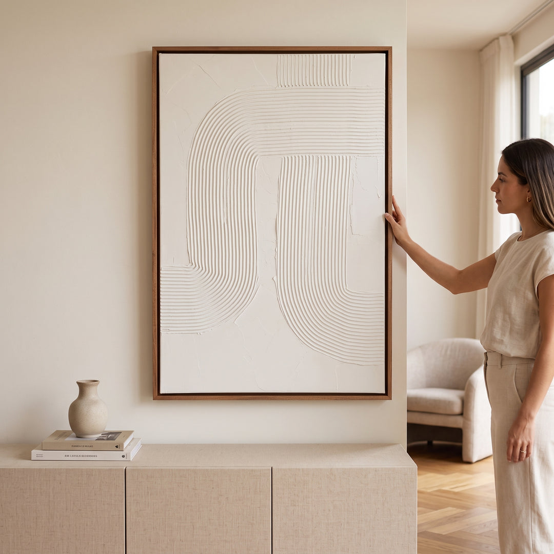 Mujer junto al Cuadro Decorativo Sayil I en Alto Relieve con Marco Rosa Morado en sala moderna.