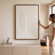 Mujer junto al Cuadro Decorativo Sayil I en Alto Relieve con Marco Rosa Morado en sala moderna.