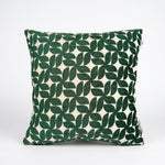 Cargar imagen en el visor de la Galería, Cojín Decorativo Murcia Green 50x50 cm con patrón geométrico de hojas verdes sobre fondo beige claro.