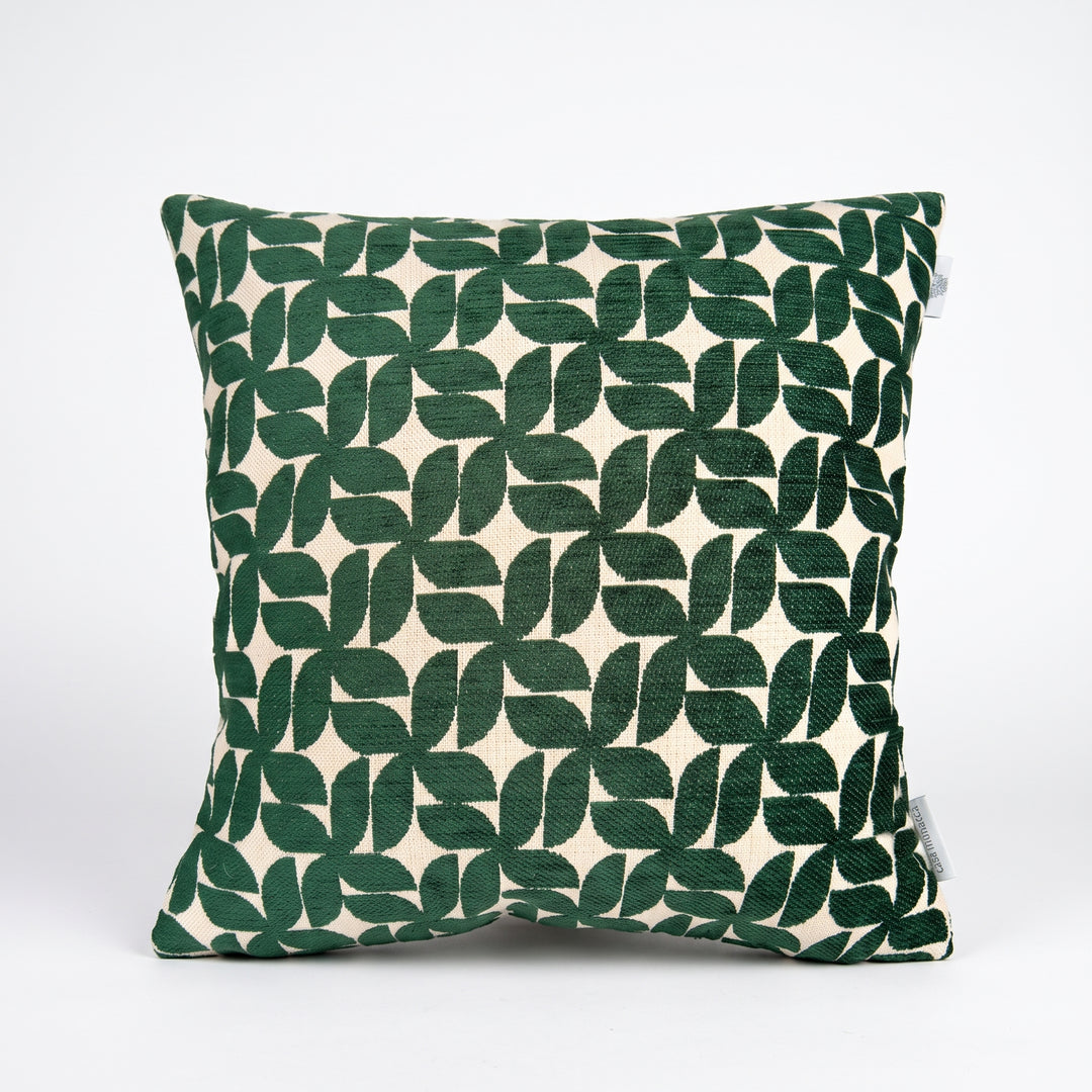 Cojín Decorativo Murcia Green 50x50 cm con patrón geométrico de hojas verdes sobre fondo beige claro.