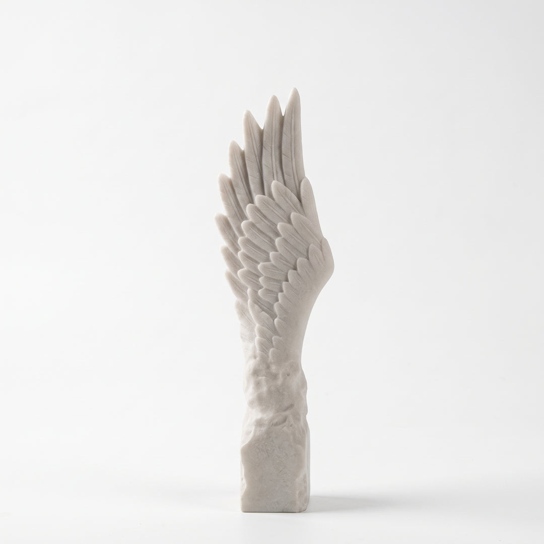 Figura Obel decorativa de poliresina para consolas 64cm en forma de ala sobre fondo blanco.
