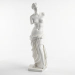 Cargar imagen en el visor de la Galería, Figura Glen decorativa en poliresina de 63.3cm de alto de estilo clásico en fondo blanco.