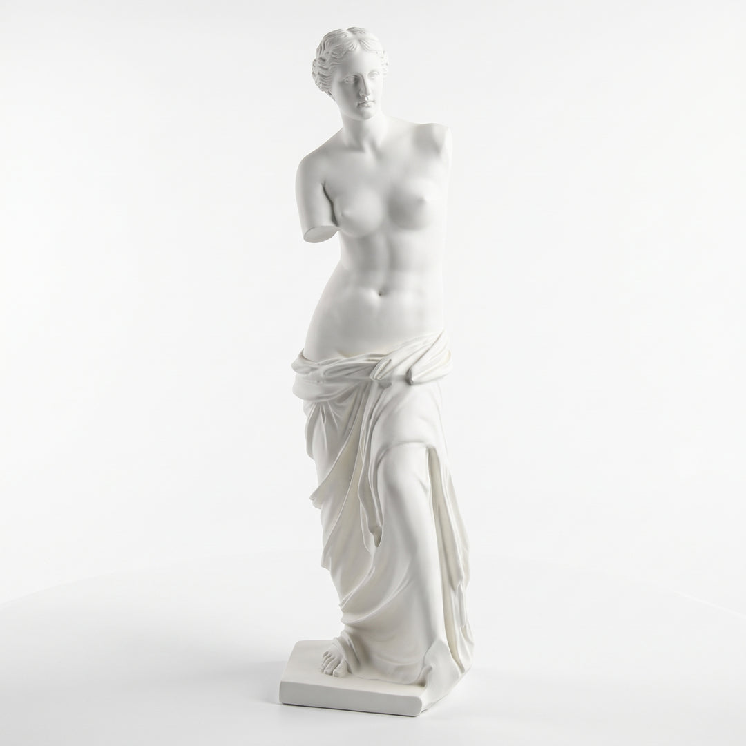 Figura Glen decorativa en poliresina de 63.3cm de alto de estilo clásico en fondo blanco.