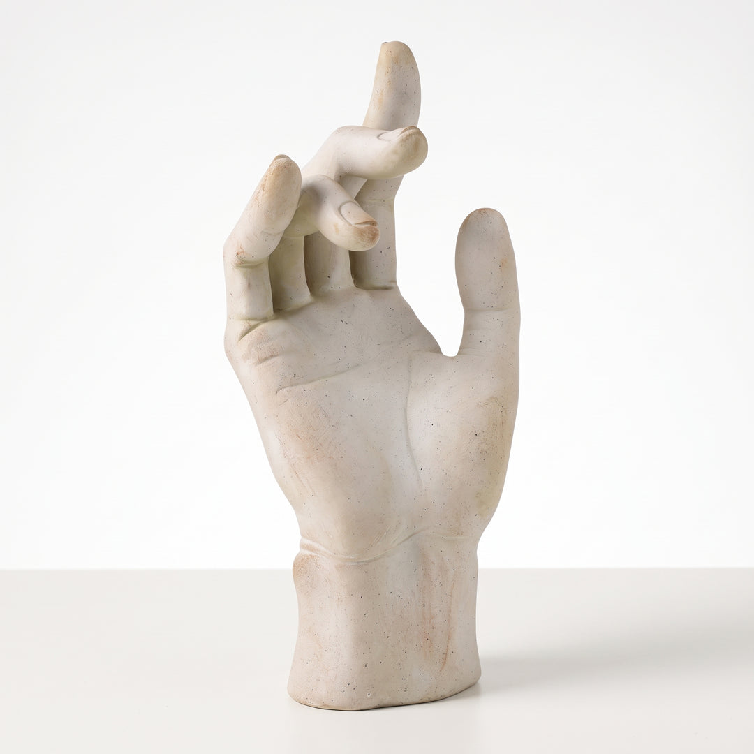 Figura Delta de poliresina con forma de mano sobre una superficie para decoración de interiores.