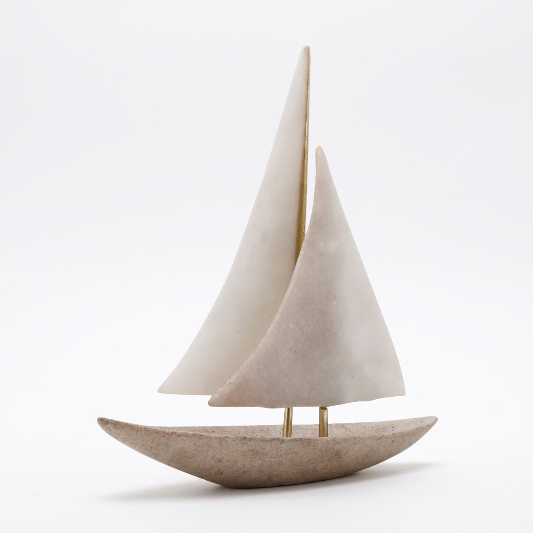 Barco Greda, figura decorativa de poliresina con diseño de velero náutico en tonos beige y blanco.