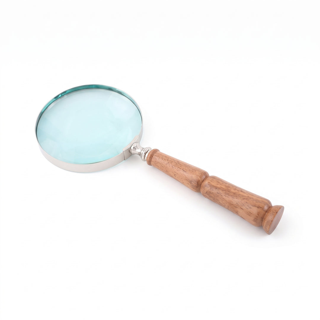 Lupa de vidrio y madera Desire para lectura y escritorio con marco metálico sobre fondo blanco.