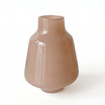 Cargar imagen en el visor de la Galería, Jarrón Luma beige de vidrio decorativo para hogar con acabado brillante.