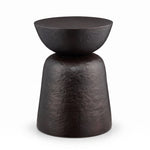 Cargar imagen en el visor de la Galería, Mesa auxiliar Gladis compacta para sala o dormitorio en metal oscuro martillado con diseño escultórico.