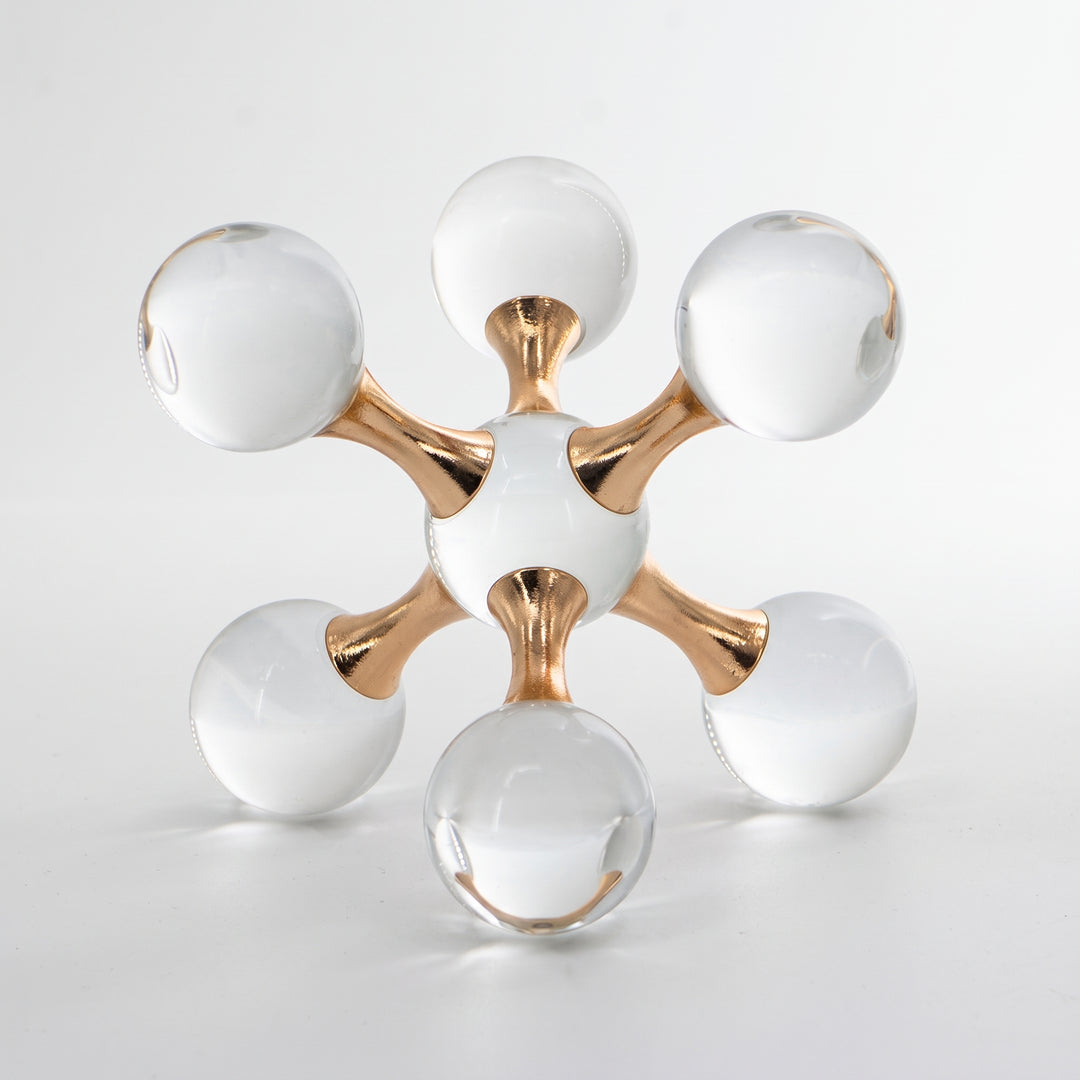 Accesorio Decorativo Veta de Cristal y Metal con esferas transparentes y uniones doradas sobre fondo blanco.