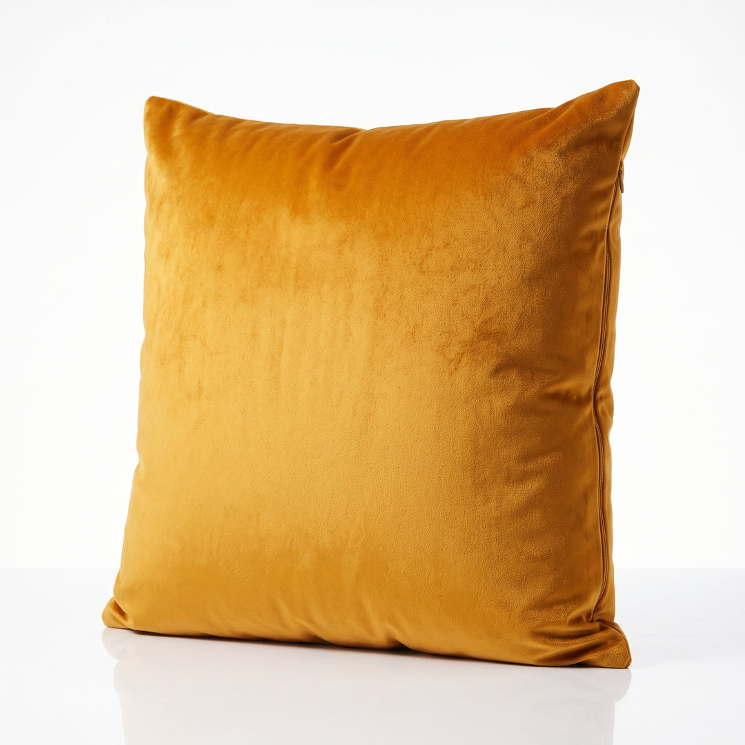 Cojín Decorativo Kiev Oro con relleno y cierre invisible sobre superficie blanca.