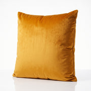 Cojín Decorativo Kiev Oro con relleno y cierre invisible sobre superficie blanca.