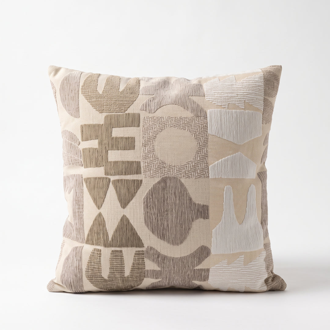Cojín Bolonia Beige decorativo para sala o recámara con patrones geométricos texturizados.
