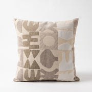 Cojín Bolonia Beige decorativo para sala o recámara con patrones geométricos texturizados.