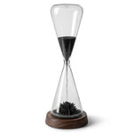 Cargar imagen en el visor de la Galería, Reloj de arena Puerto de cristal con imán y base de madera con arena magnética negra.