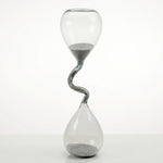 Cargar imagen en el visor de la Galería, Reloj de arena salina en cristal de 30 cm con cuello espiral y arena gris para decoración de interiores.