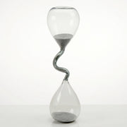 Reloj de arena salina en cristal de 30 cm con cuello espiral y arena gris para decoración de interiores.