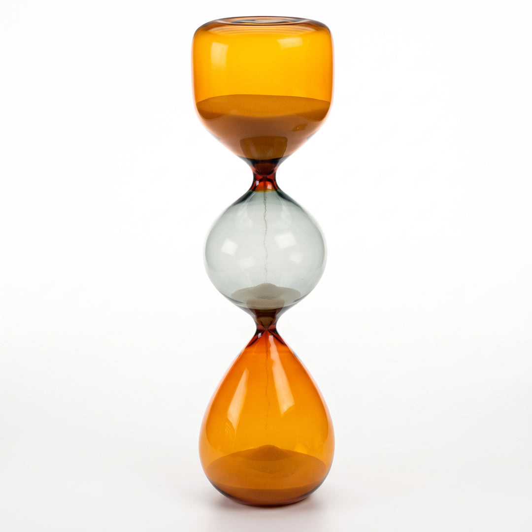 Reloj de arena decorativo de cristal de 35 cm con tres secciones en tonos ámbar y gris sobre fondo blanco.