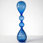 Cargar imagen en el visor de la Galería, Reloj de agua coralino en cristal azul con burbujas decorativas para escritorio y repisas.