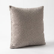 Cojín decorativo Hera Oxford 50x50 de terciopelo texturizado en tono gris sobre fondo blanco.