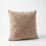 Cargar imagen en el visor de la Galería, Cojín Decorativo Luxemburgo Beige 50x50 cm con textura aterciopelada sobre fondo blanco.